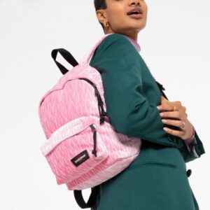 El renacimiento del estilo de los 90 sitúa al terciopelo de nuevo en el foco de atención, con la introducción de texturas ricas en Nuestra mini mochila. Con el mismo concepto que nuestra Padded Pak'r pero más pequeña, esta mochila estampada en miniatura te permite llevar tus imprescindibles diarios con una sensación de lujo.