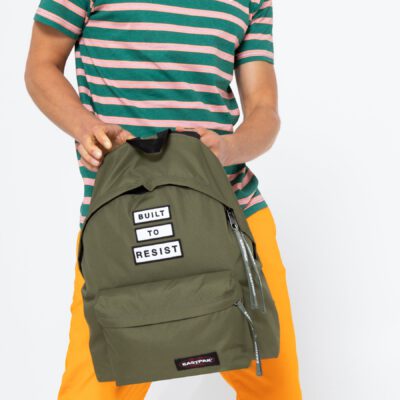 MOCHILA EASTPAK Padded Pak'r® 24l. EK620J10 Bold Badge verde con parches llamativos de los años 90