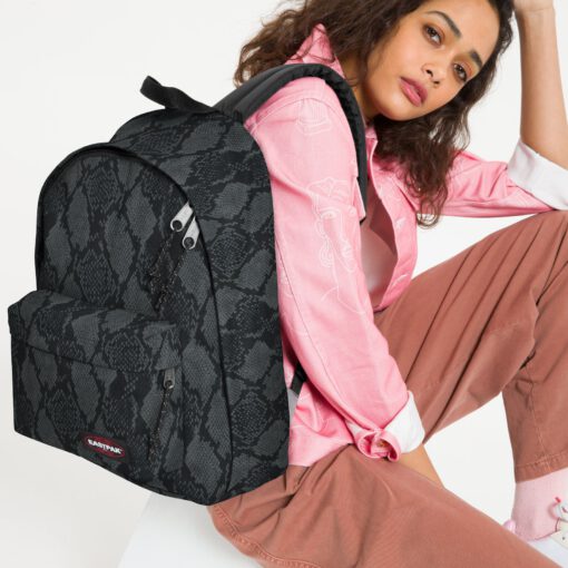 MOCHILA EASTPAK Out Of Office 27 litros con bolsillo ordenador EK767J23 Safari Snake estampado serpiente negro/gris