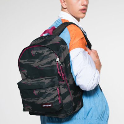 MOCHILA EASTPAK Out Of Office 27 litros con bolsillo ordenador EK767K83+ Outline Scape camuflaje fucsia rosa