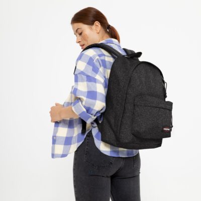 MOCHILA EASTPAK Out Of Office 27 litros con bolsillo ordenador EK767N98 Spark Black brillo oscuro negra purpurina