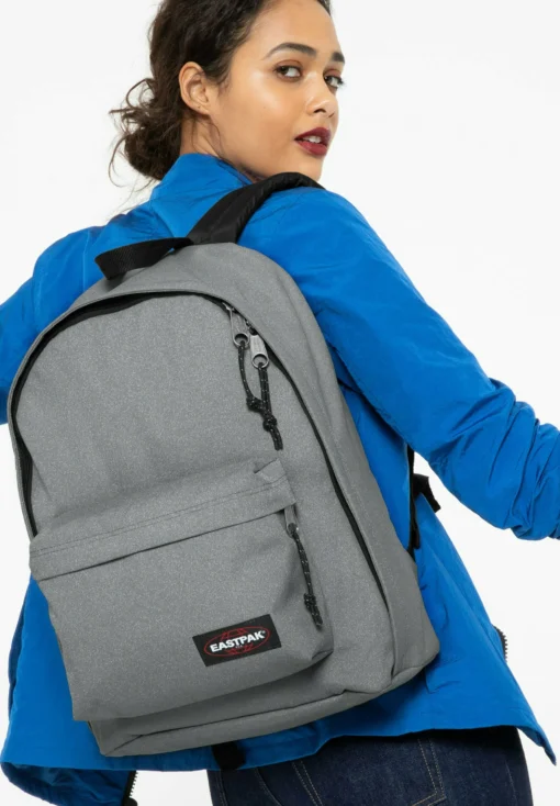 MOCHILA EASTPAK Out of office 27 litros con bolsillo portátil EK767L07 GLITSILVER gris claro con purpurina