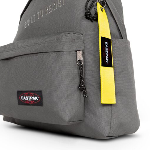 MOCHILA EASTPAK Day Pak'r EK0A5BG47D6 24 litros con bolsillo ordenador Bold BTR Grey gris logo plata