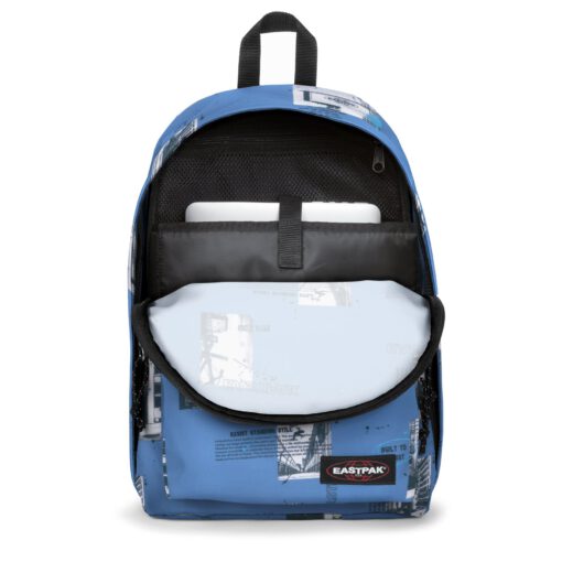 MOCHILA EASTPAK Out Of Office 27 litros con bolsillo ordenador EK7672E8 TAGS BLUE Azul blanca y negra