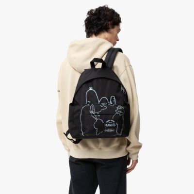 MOCHILA EASTPAK Day Pak'r 24l EK0A5BG4 7O1 PEANUTS PLACED-Negro con dibujo de Snoopy