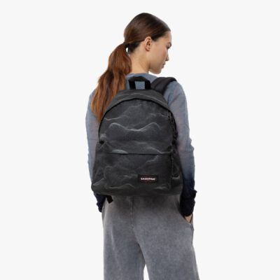 MOCHILA EASTPAK Day Pak'r 24l EK0A5BG43O0 REFLEKSDO negra con dibujo de olas 3d en gris