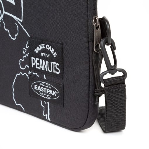 FUNDA EASTPAK PARA ORDENADOR BLANKET M EK000424701 PEANUTS PLACED-negro con dibujo Snoopy