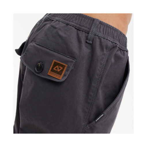 Los Pantalones Trailer de chándal cargo de corte ajustado están diseñados para soportar cómodamente los rigores del skateboarding con tejido elástico y adaptable extra cómodo, presillas y refuerzo de triple costura en las áreas más desgastadas, y bolsillos traseros con solapa y cierre de botón. 10oz Stretch Sarga 97%Algodón 3%Elastano Ajustados Talle bajo Cintura elástica con cordón Canalé en el dobladillo inferior Bolsillos cargo en ambos lados Bolsillos traseros con solapa y cierre de botón