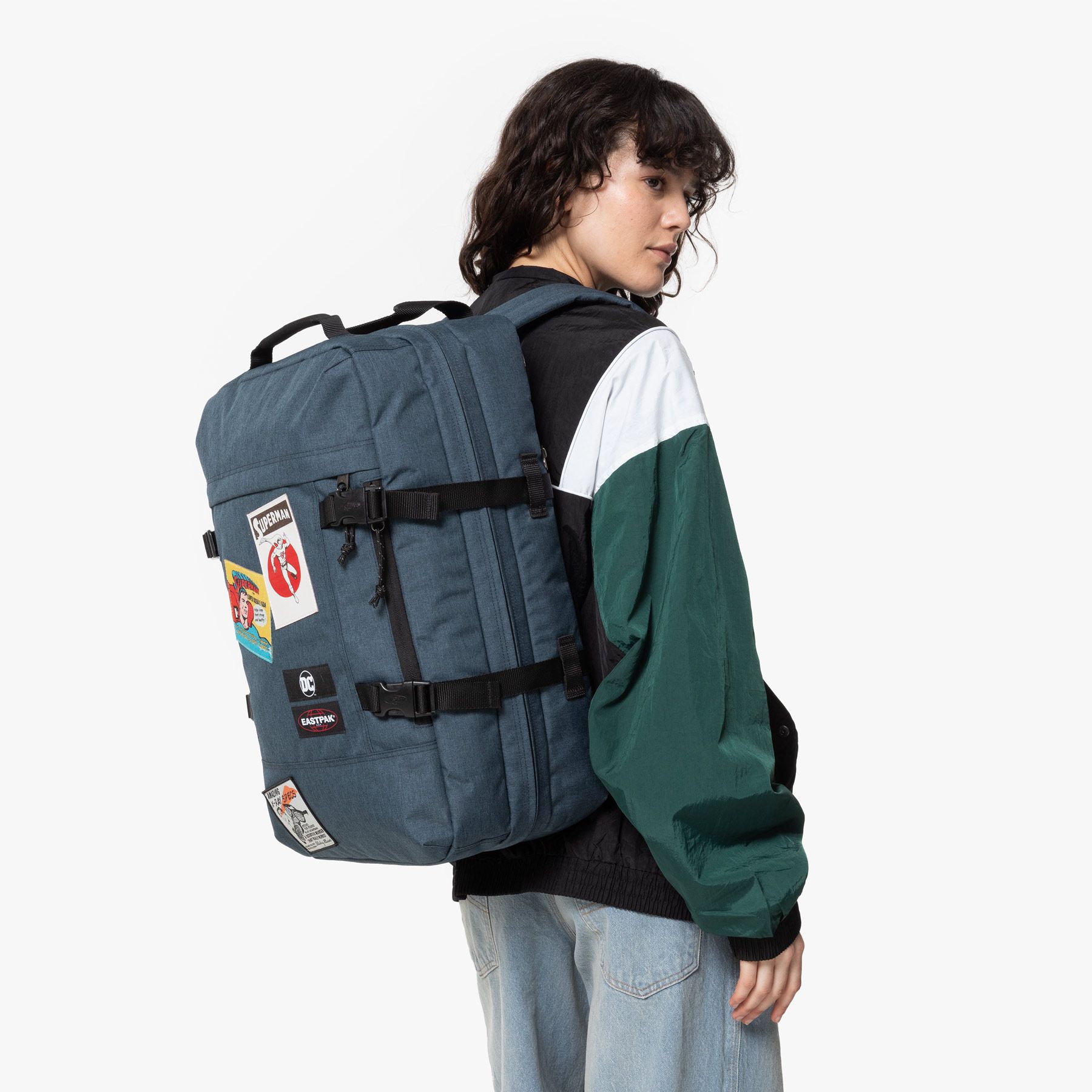 MALETA CABINA AVIÓN EASTPAK TRAVELPACK 5V2 SUPERMAN PANTCH tejana con parches de super héroes MALETA CABINA AVIÓN EASTPAK TRAVELPACK 5V2 SUPERMAN PANTCH tejana con parches de super héroes