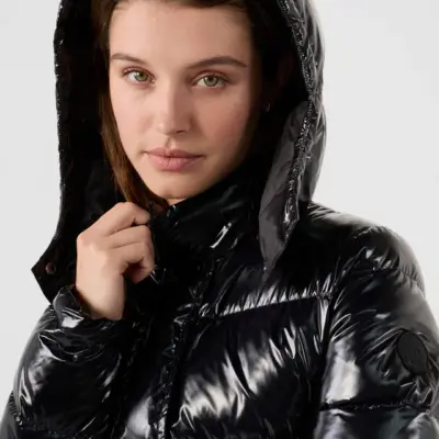 Protección en tiempo muy frío hasta -12 °C / 10.4 °F KARACHI es el best-seller extravagante del armario JOTT. Un plumífero con un diseño original para una entrada destacada en el invierno: ultralargo, ultracálido, con aberturas laterales con botones a presión para un uso cómodo, una solapa magnética que se cierra de un solo gesto y una amplia capucha desmontable, muy envolvente y ajustable al cuello mediante botones a presión. Su acolchado con pespuntes anchos acentúa aún más su estilo contemporáneo. Modelo “Gran Frío” Tejido acolchado satinado y perlante Relleno de pluma y plumón certificado “RDS” Corte recto ultralargo Aberturas laterales cerradas con botones a presión Cierre de cremallera de doble cursor y solapa magnética Capucha desmontable 2 bolsillos laterales y 1 bolsillo interior con cremallera Logo de goma en relieve en la manga izquierda